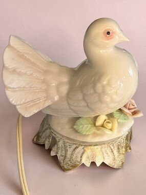 Vintage Underwriters Laboratories Dove Portable Small Porcelain Lamp